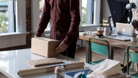 How To Effectively Manage Shipping Delays This Holiday Season-min